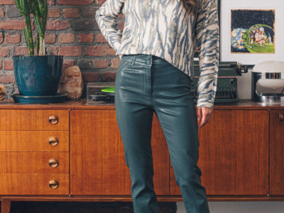 Le pantalon simili cuir : comment le porter à 30, 40 et 50 ans 